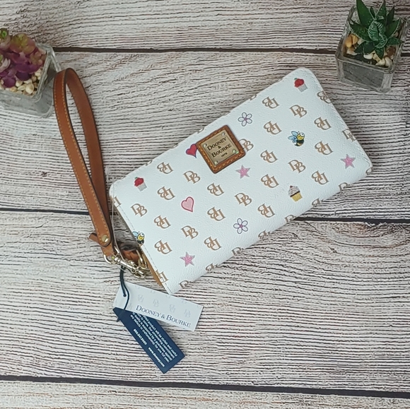 gretta zip around phone wristlet